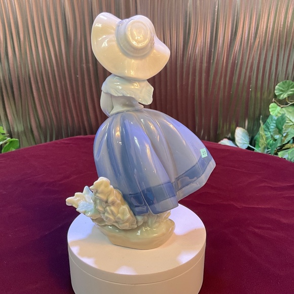 LLADRO Pretty Pickings Girl with Hat and Flower Basket #5222 - Picture 4 of 8